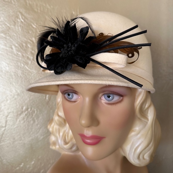 JAUNTY 1960s\' WINTER WHITE FELT CAP WITH BLACK & BROWN FEATHER TRIM Tips for shaping a 1940s fedora crown with felt main image 3